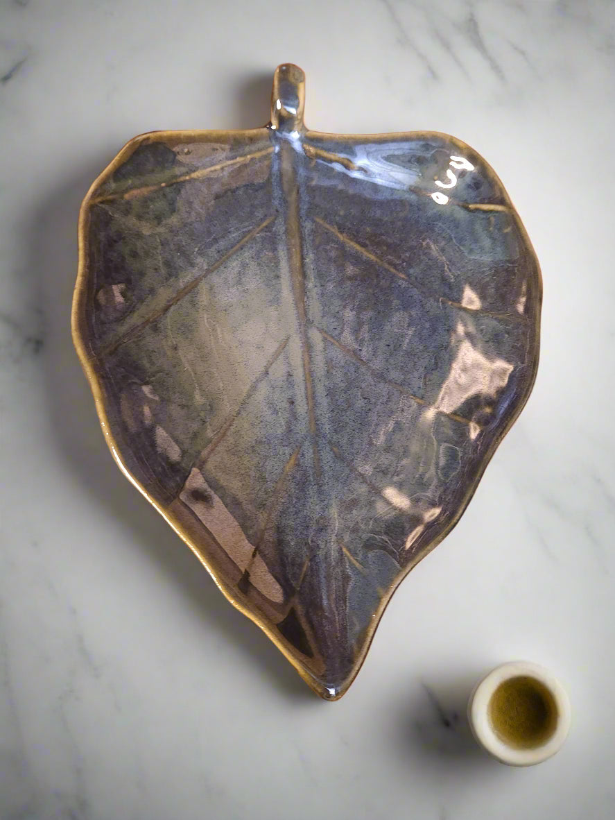 Leaf shaped platter , ideal for gifting, sooted for serving snacks, starters etc