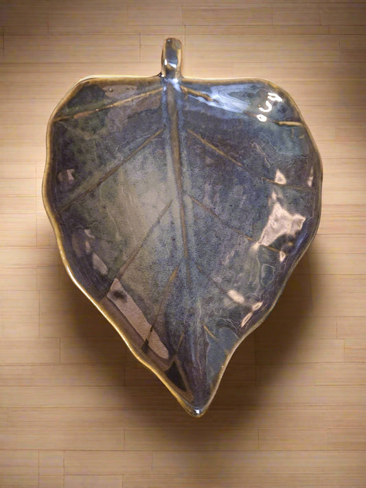 Leaf shaped platter , ideal for gifting, sooted for serving snacks, starters etc